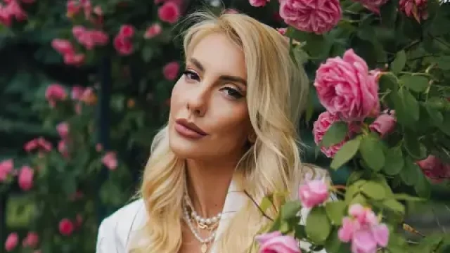 Маги Томова е модел и инфлуенсър родена във Варна Завършила