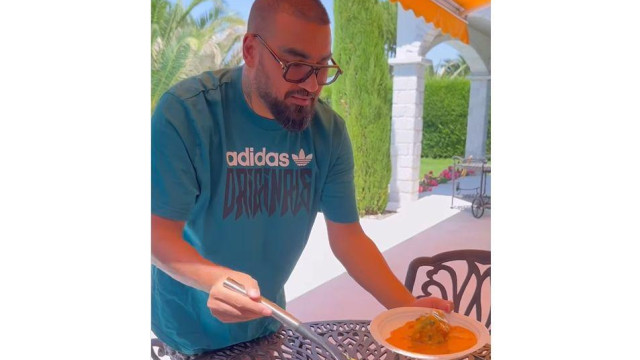 Попфолк иконата Азис готви божествено се вижда от клиповете му