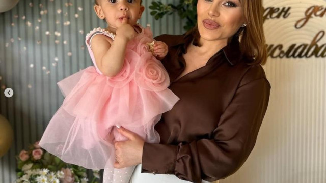 Внучката на Деси Слава която носи името на обичаната си