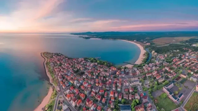 Забравете Амалфи и неговите живописни градчета край скалите Френската Ривиера