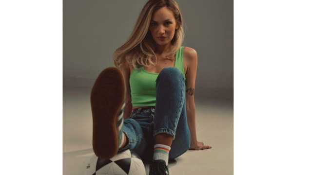 Русокоса сексбомба от Северна Македония пристига на стадион Георги Аспарухов