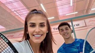 Анелия върти ракетата с песен на уста
