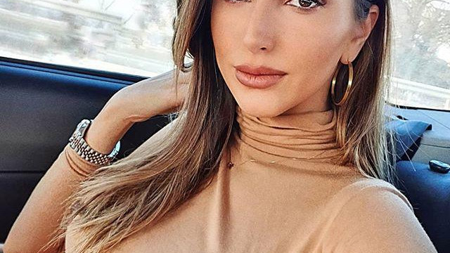 Алекс Петканова е фенка на мъдростите и забавните надписи пише