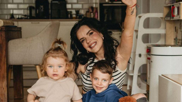 Чаровната Мона Гочев реши да се кърши в хола рано