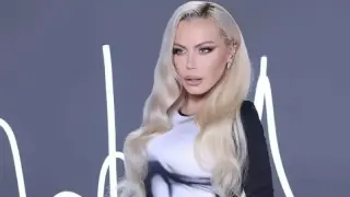 Камелия флиртува със себе си