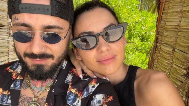 Свързваме Венци Венц с цветни дрехи нестандартен стил и рими