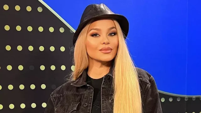 Поп фолк певицата Деси Слава се готви отново да озвучава