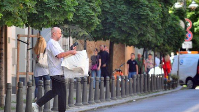 Хилядарки по бутици ударно харчи Ники Михайлов видяха папараците на