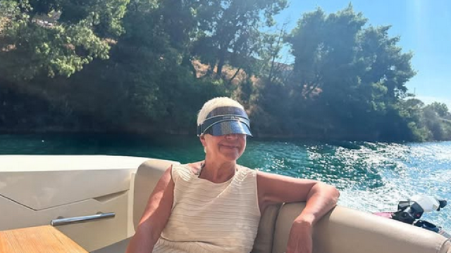 С авангардни слънчеви очила се е обзавела Кристина Патрашкова Популярната журналистка