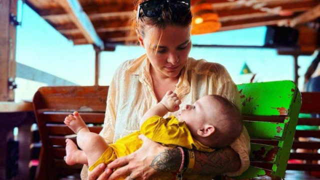 Езра се родина 17 април тази година и беше в