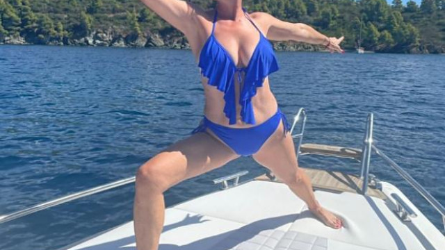 С китайски йероглифи си нашари лицето Джина Стоева Попфолк ветеранката