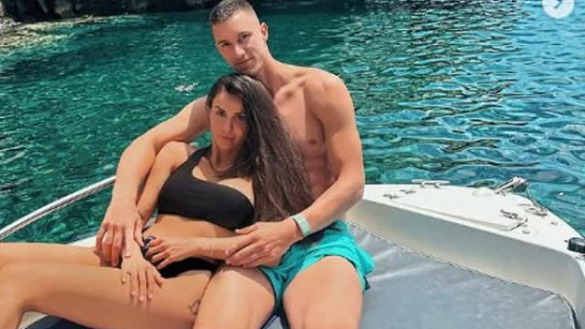 Сестрата на Валери Божинов утешава национала Андриан Краев който преживя