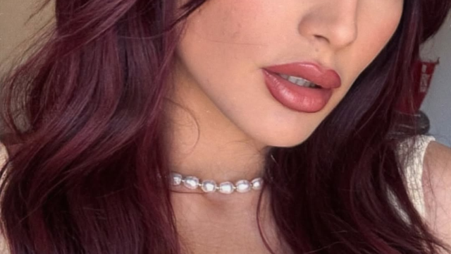 Чаровната Мика се хвали с букетите които получава пише България