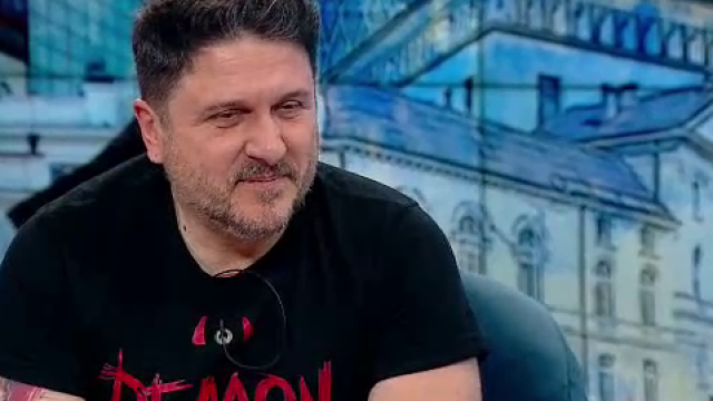 Секссимволът на българското кино Асен Блатечки се съблече както майка