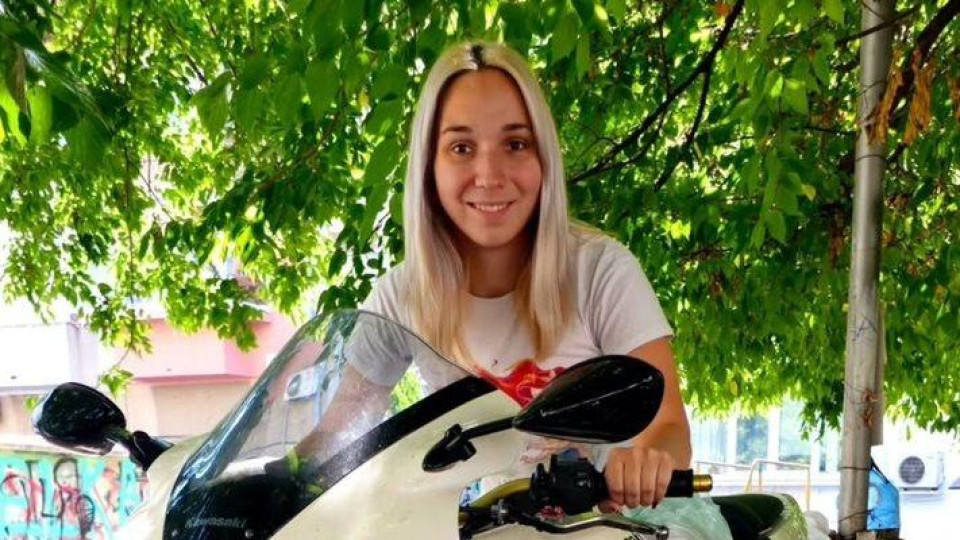 Бяга от гаврите и подигравките: Eмили Тротинетката напуска България