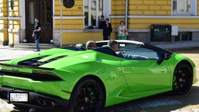 Камериер блъсна суперскъпото Ламборгини на български тузар на пъпа на