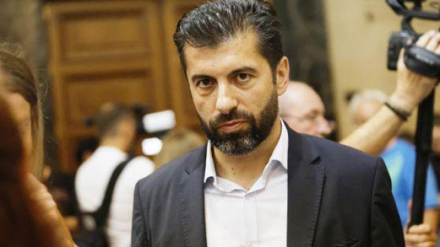 Бившият премиер Кирил Петков напоследък се подвизава с брада и