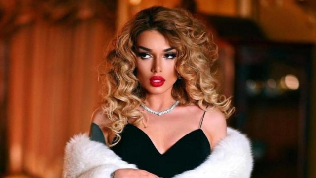 Диона помести кадри на които е гушнала на ръце новородено