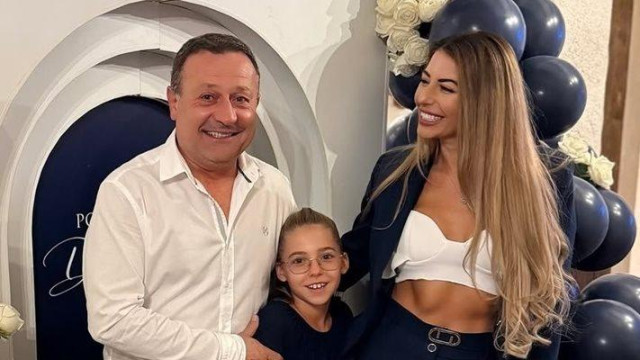 С милион рози но не алени а бели и тъмносини