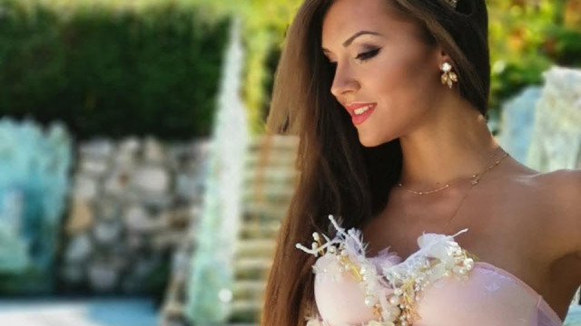 Докато я приготвят за модно ревю Теодора Мудева изважда тетрадка