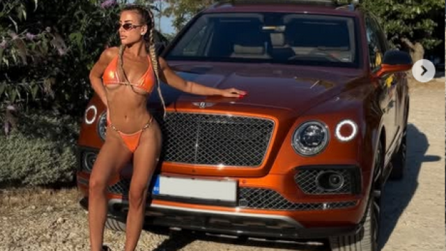 Бентли то е в същия цвят като банския демонстрира Гери Никол Снимките са