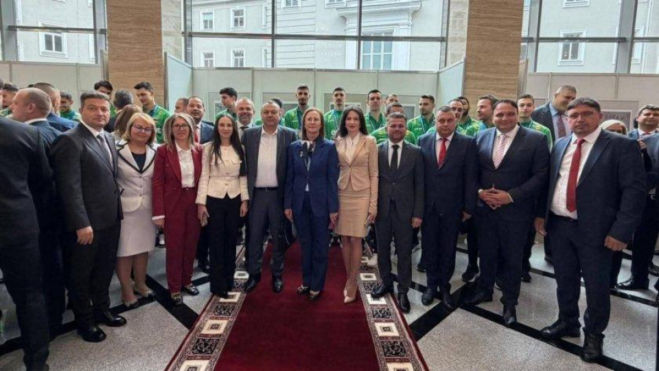 Мазните ганьовските политици развеждат волейболистите като панаирджийски мечки