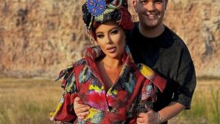 Андреа пуска кълба дим като комин