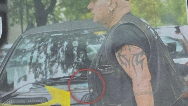 оуменът бръмчи с малка черна количка
През лятото музикантът се оплака