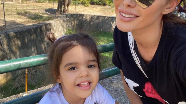 Фолкзвездата Преслава учи наследничката си Паола как да се храни