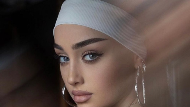 Като турска принцеса пред приказен палат се снима Елизабет Кравец