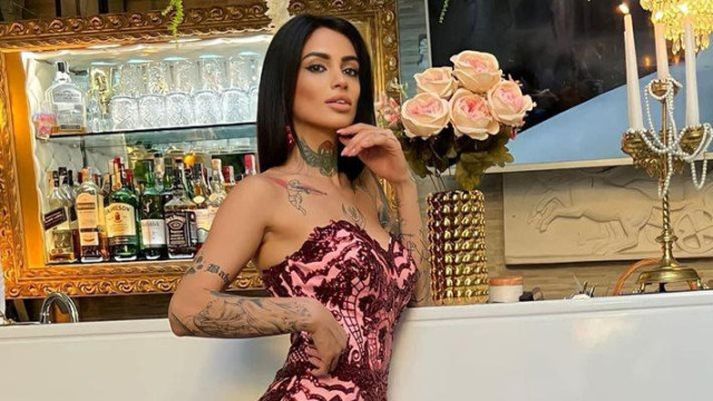 Провокативната червенокоска Марешка Бардем посвети песен на сестрите си пише