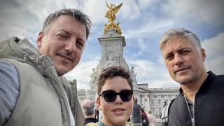 Владо Карамазов  гостува в Лондон  на брат си