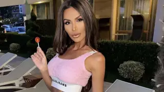 Влизаме в спалнята ѝ: Моника Валериева го прави - колкото и както иска!