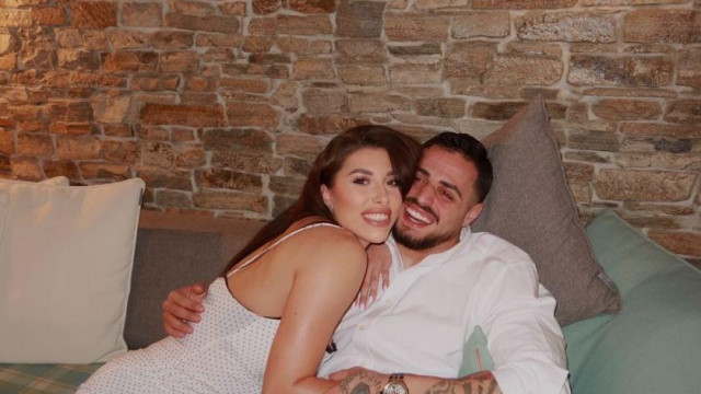 Олимпийският и световен шампион по щанги Карлос Насар тренира като