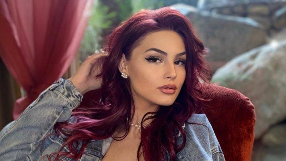 Класика от Разлог: Ергенка позира с туршия Класика от Разлог: Ергенка позира с туршия