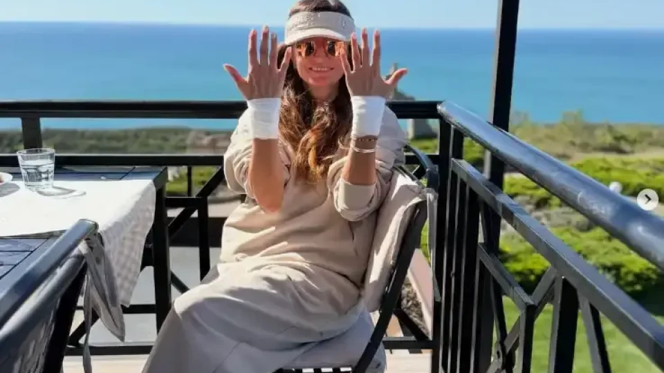 Нина Николина с бинтовани ръце Нина Николина с бинтовани ръце