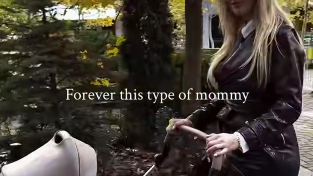 Натали Трифонова по минижуп разхожда бебето