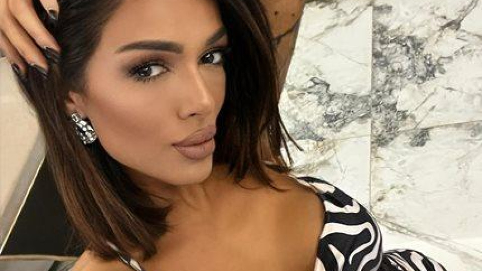 Диона гледа на карти