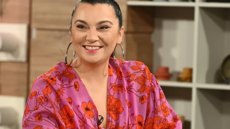 Оля Малинова яла паста за зъби и  кучешки гранули