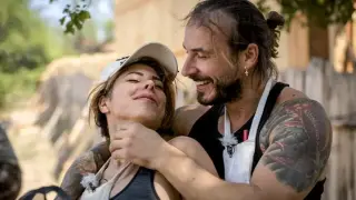 Разследват участничка от “Фермата” за потрошена хотелска стая