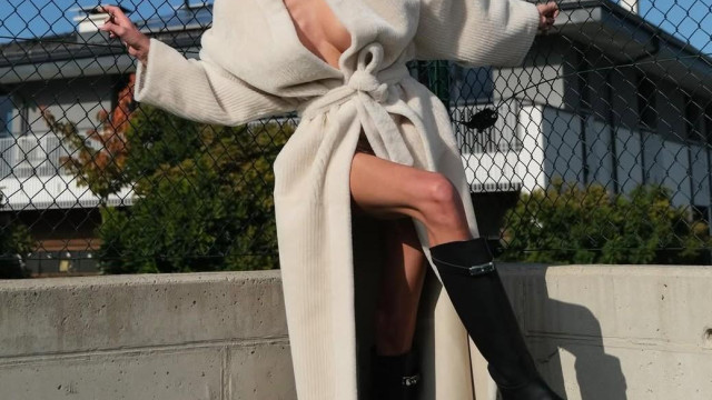 С палто и гола отдолу се пусна моделката Светлана Василева