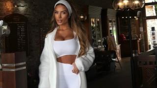 Тита по хавлийка се щрака с приятелка