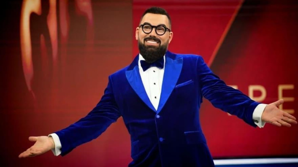 Мон Дьо ходи с  грим и през деня