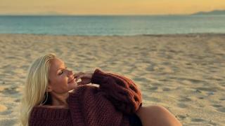 Мария Игантова на плаж с пуловер