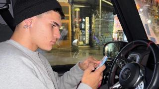 Валерко си татуира мама Алисия на шията