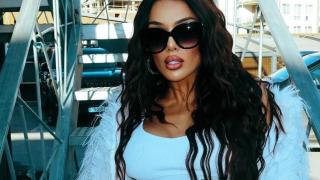 Диона се размята по дълги косми