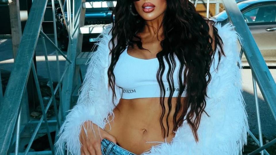 Диона се размята по дълги косми