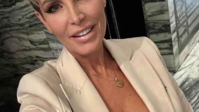 Джина Стоева посреща студения ден по свой стилен начин и