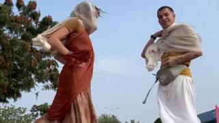 V:RGO обикаля храмове в Индия