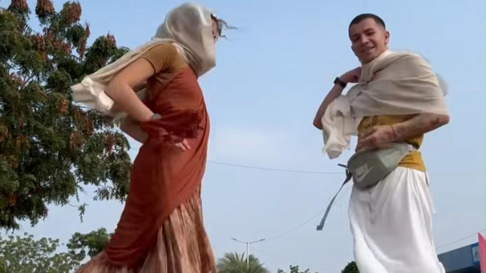 V:RGO обикаля храмове в Индия